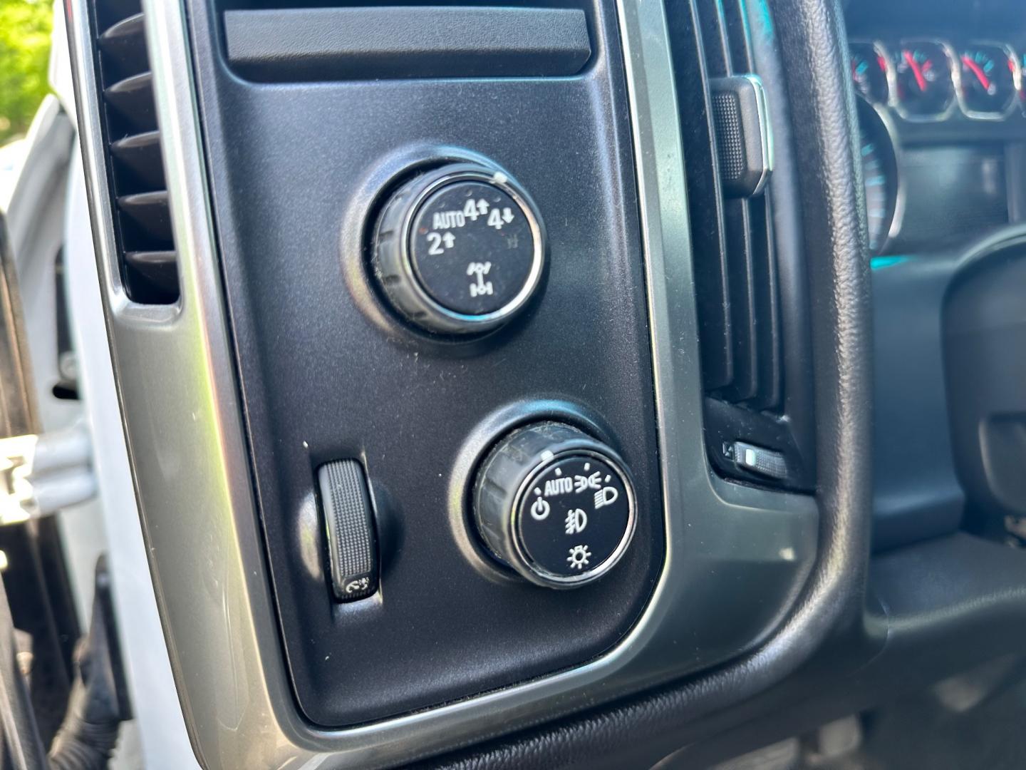 2017 White /Black Chevrolet Silverado 1500 LT (1GCVKREH5HZ) with an 4.3L V6 OHV 12V engine, 6-Speed Automatic transmission, located at 11115 Chardon Rd. , Chardon, OH, 44024, (440) 214-9705, 41.580246, -81.241943 - Photo#20